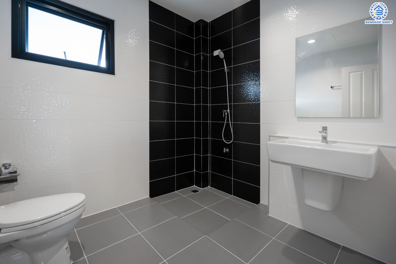 บ้านมือสองตกแต่งใหม่ ดีไซน์สวย ม.บ้านช่อชัยพฤกษ์ จรัญฯ-ปิ่นเกล้า เนื้อที่ 30.5 ตร.ว. ฟังก์ชัน 3 ห้องนอน 3 ห้องน้ำ จอดรถได้ 2 คัน รองรับทุกกิจกรรม บนทำเลเชื่อมต่อหลายเส้นทาง ใกล้จุดขึ้นทางด่วน "ศรีรัช" และรถไฟฟ้าสายสีแดง "สถานีบางบำหรุ"...